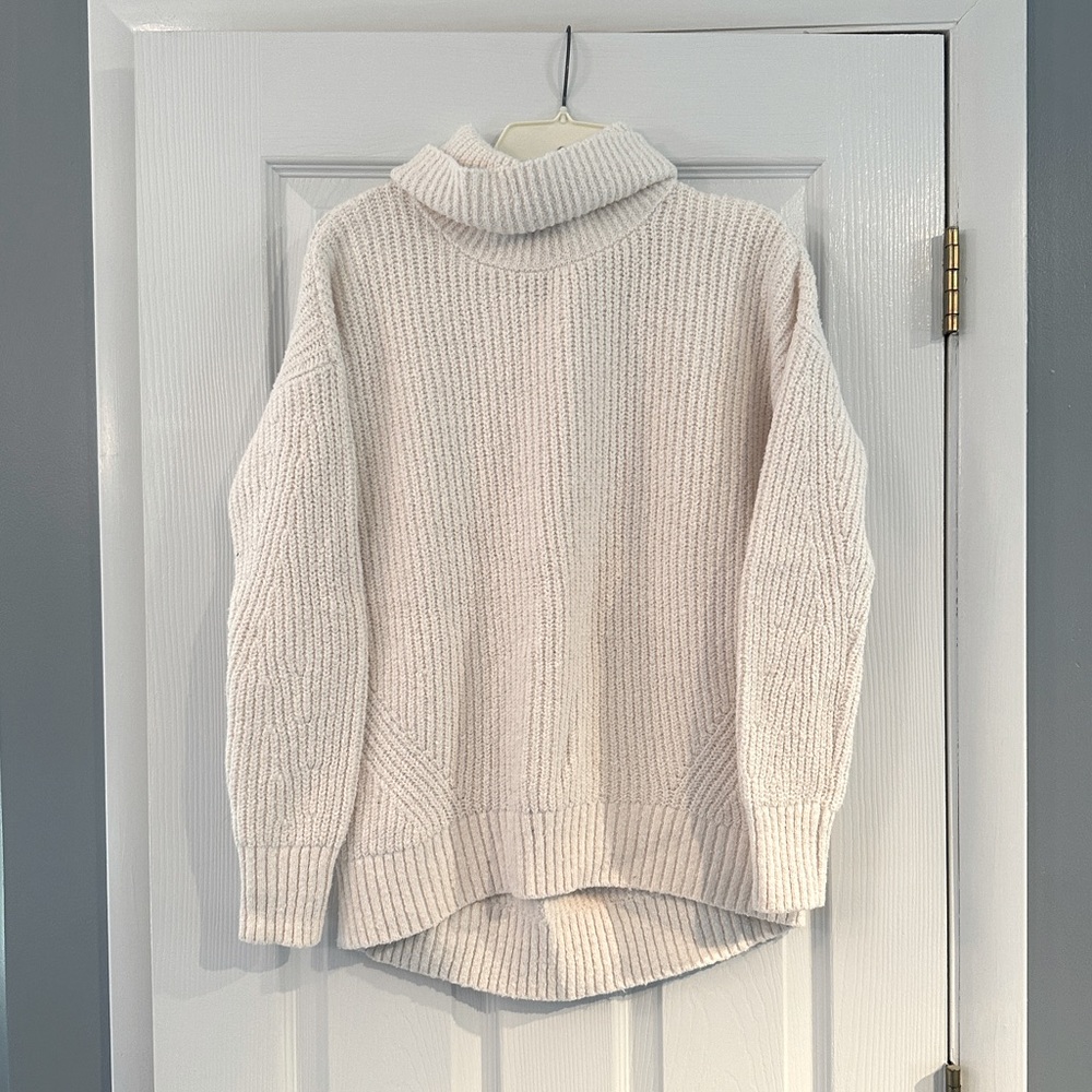 Old Navy Women’s White Turtleneck Sweater - Small
